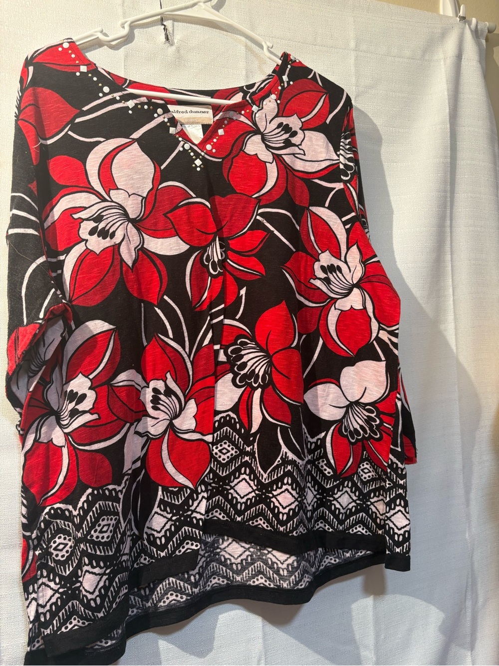 Alfred Dunner Top :Red, Black .Stunning Bold Floral . Flattering,Studded V-Neck! - Picture 8 of 9